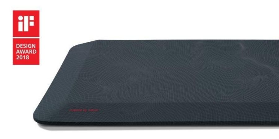 active office® standing mat von aeris mit dem iF Design Award 2018 Logo (Foto: aeris GmbH/Fotograf: Thomas Koller) active office® standing mat von aeris mit dem iF Design Award 2018 Logo (Foto: aeris GmbH/Fotograf: Thomas Koller)