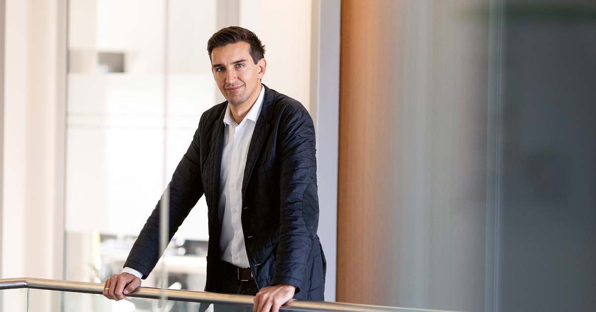 Daniel Variola „Graue Versicherungsmakler? Dieses Klischee hat bei ARTUS ausgedient ...