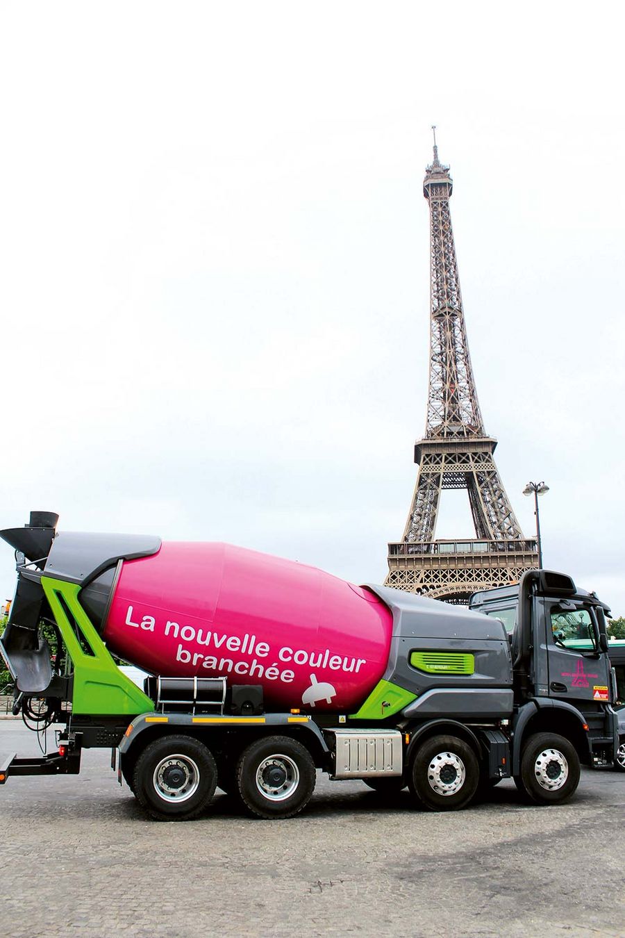 CIFA unterwegs: Eine Energya-Maschine vor dem Eiffelturm in Paris