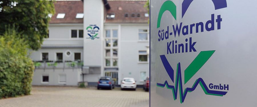 Große Glasflächen sorgen bei der Cura-Med Süd-Warndt Klinik für Transparenz sowie lichtdurchflutete Zimmer und Flure in Großrossel.