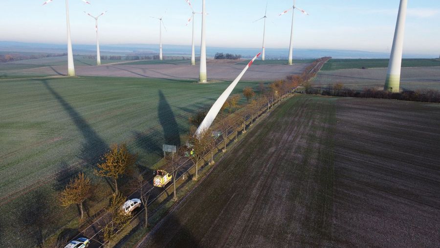 Ein 72 m langes Rotorblatt wird zum Windpark verbracht – ein logistischer Kraftakt