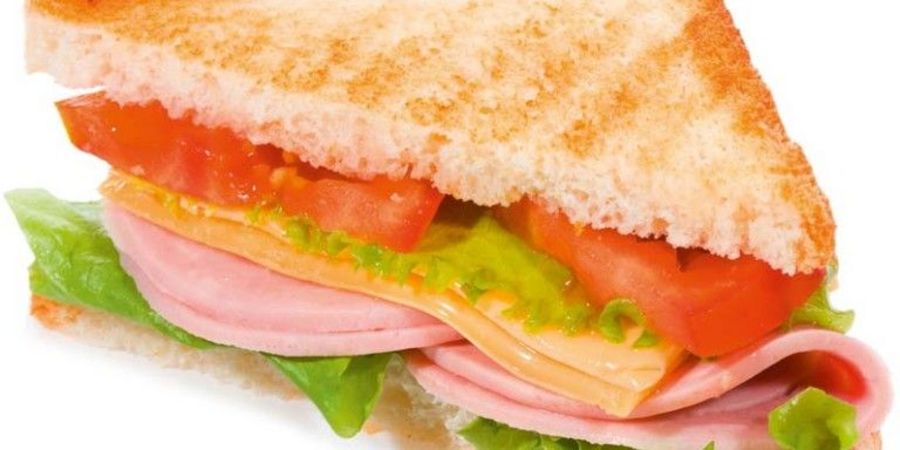 Lecker und frisch: Sandwich mit Schinken und Gemüse