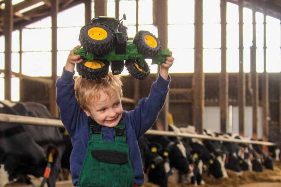 Bruder Spielwaren Junge mit Traktor