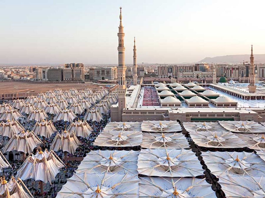 Vor der Moschee in Medina spenden Großschirme von SL Rasch den Pilgern Schatten