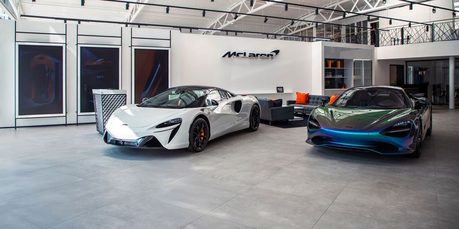 Im modernen McLaren-Showroom verbindet Feser Sportwagen exklusive Markeninszenierung mit einem persönlichen Beratungserlebnis für anspruchsvolle Kunden Im modernen McLaren-Showroom verbindet Feser Sportwagen exklusive Markeninszenierung mit einem persönlichen Beratungserlebnis für anspruchsvolle Kunden