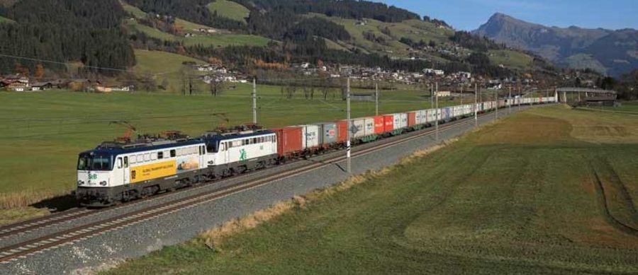 Steiermarkbahn Containerzug in Doppeltraktion mit 1142 in Tirol