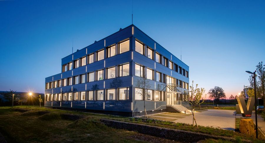 Ein Bürogebäude als Plusenergiehaus – dank der solaren Geothermie Ein Bürogebäude als Plusenergiehaus – dank der solaren Geothermie