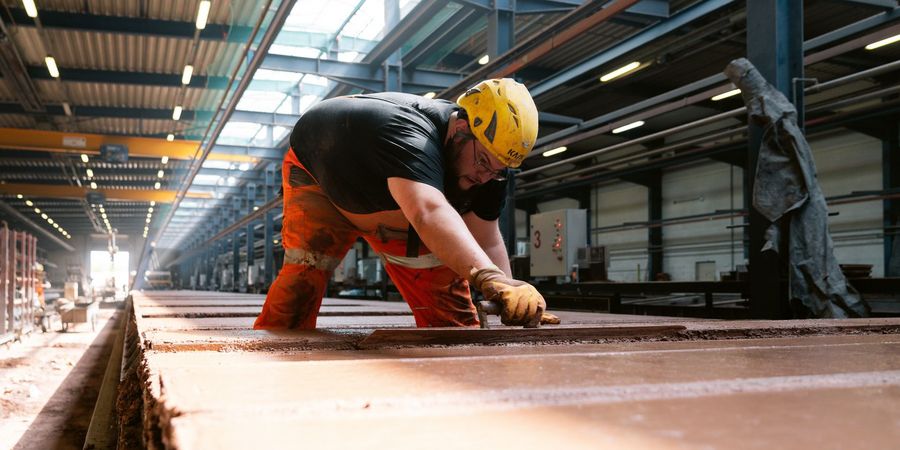 Die Vorfertigung unter kontrollierten Umgebungsbedingungen ist eine massive Erleichterung Die Vorfertigung unter kontrollierten Umgebungsbedingungen ist eine massive Erleichterung