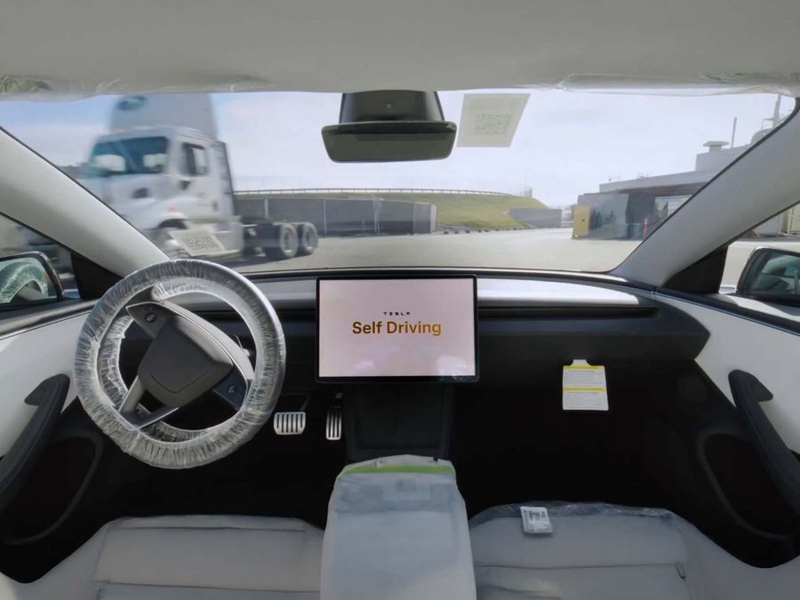 Teslas Full Self-Driving in der Logistik mit KI und digitalen Zwillingen