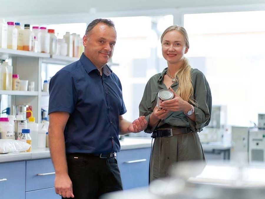 Uwe Buchholzer und Olga Balashova, die Leiter der jeweiligen Technologiezentren