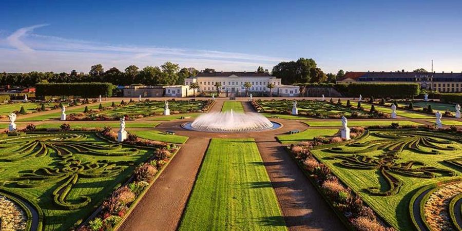 Die Herrenhäuser Gärten zählen zu den bedeutendsten Barockgärten Europas. Das Schloss wurde 2012 als hochkarätiger Veranstaltungsort wieder aufgebaut