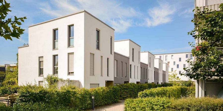 Haus in Massivbauweise / AdobeStock 169628684 Außenaufnahme eines Massivhauses / AdobeStock 169628684