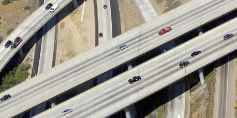 Luftaufnahme einer Autobahnüberführen