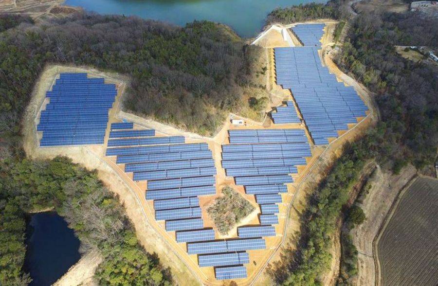 Alt und Neu: Im kleinen Waldstück inmitten des Solarparks Ono in Japan befindet sich ein antiker Samuraischrein, der bei den Bauarbeiten entdeckt wurde