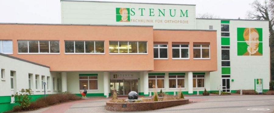 Die STENUM Klinik liegt eingebettet im Stenumer Holz