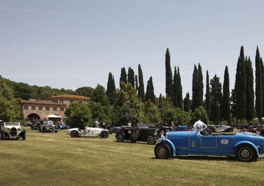 Vintage Autos vor dem Hauptsitz von Col d‘Orcia aus Italien.