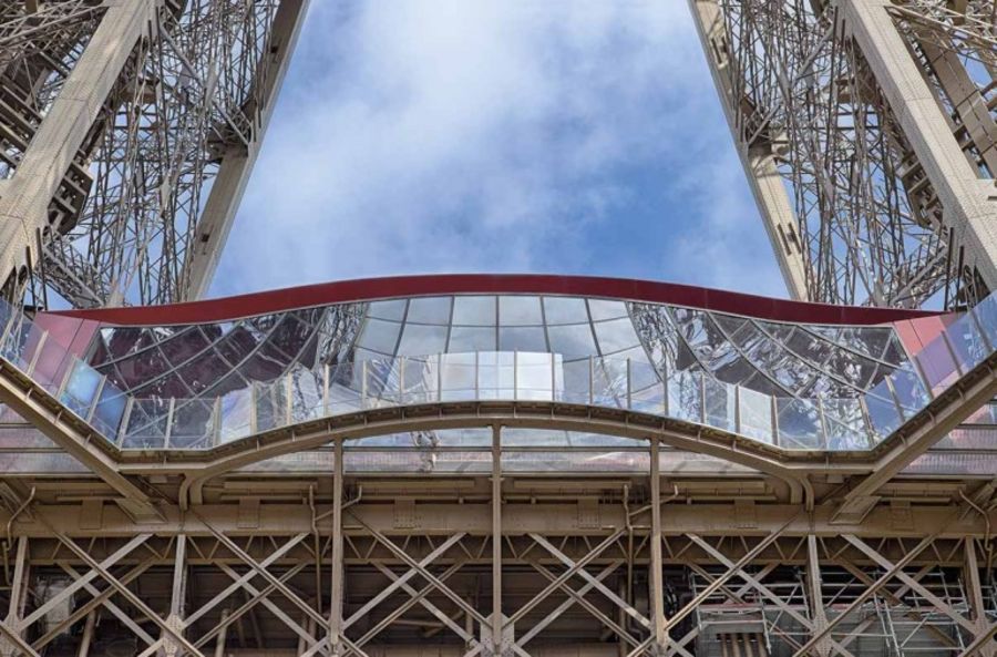 SentryGlas® wurde zum Beispiel für die Sanierung des Glasbodens auf der ersten Ebene des Eiffelturms benutzt