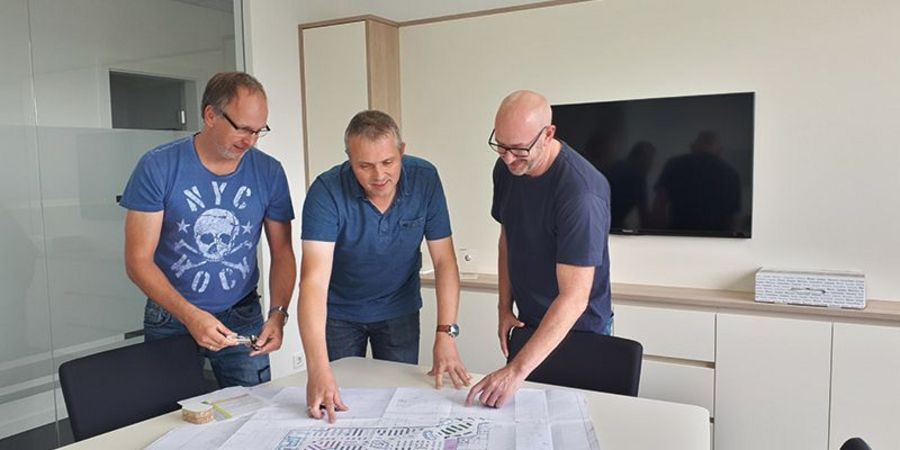 Heinz-Gerd Hagen (m.) im Gespräch mit Michael Weber (l.) und Franz Wigger (r.), zwei von vier Projektleitern