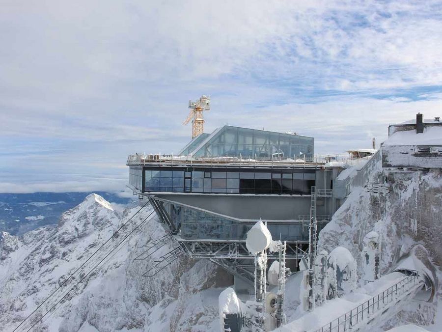 In großen Höhen und durch härtestes Bergmassiv