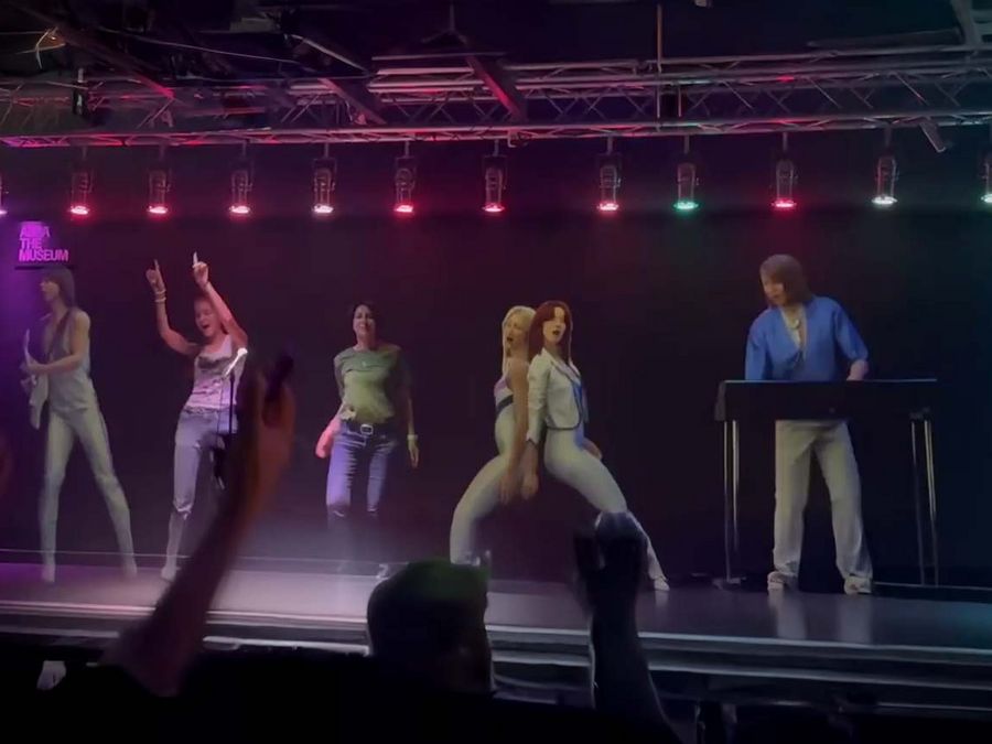 Wenn Realität und Hologramm auf der Bühne verschmelzen