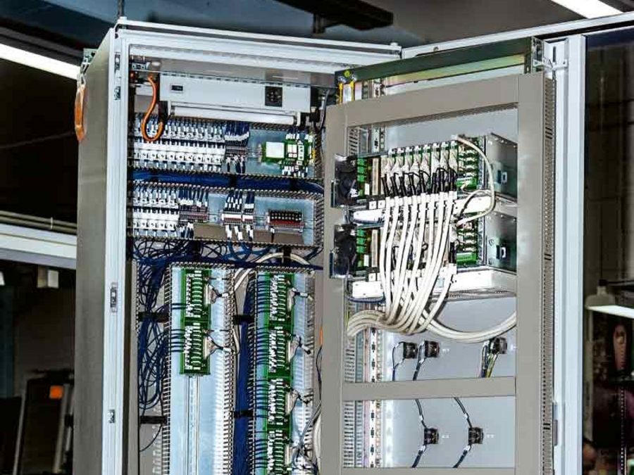 CGS Analysenschrank in der Fertigung