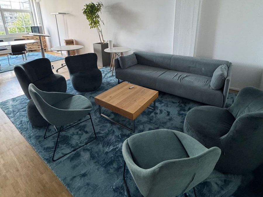 Die Arbeitswelten von DEFINE MEDIA verbinden moderne Technik mit einer offenen Atmosphäre, in der neue Ideen im gemeinsamen Austausch entstehen.