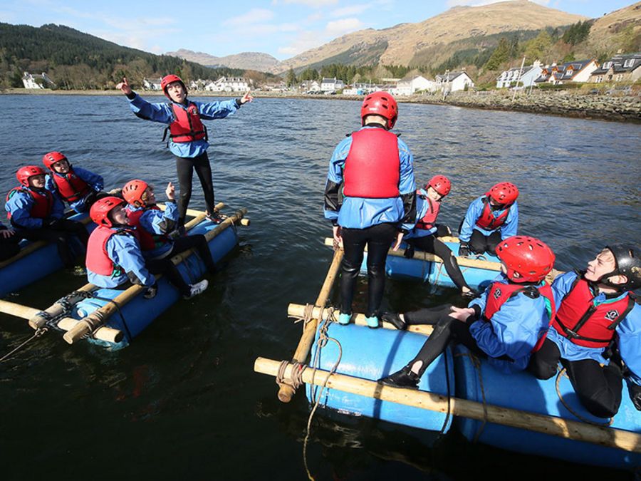 Gruppenreisen: Eine Gruppe von Studenten, die Rafting während einer Studienreise im Ausland genießen