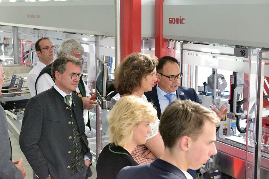 Im Juni 2017 informierte sich Bayerns Wirtschaftsministerin Ilse Aigner bei SOMIC über technologische Innovationen in der Verpackungsindustrie