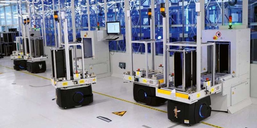 Smart Warehouse mit mobilen Robotern: Die Ein- und Auslagerung erfolgt komplett automatisch Smart Warehouse mit mobilen Robotern: Die Ein- und Auslagerung erfolgt komplett automatisch