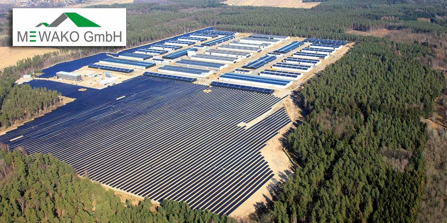 Luftaufnahme des Geländes der MEWAKO GmbH mit Photovoltaikanlage
