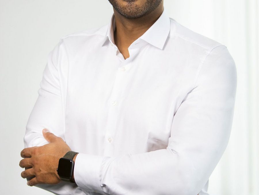 Dr. Manu, Dominique