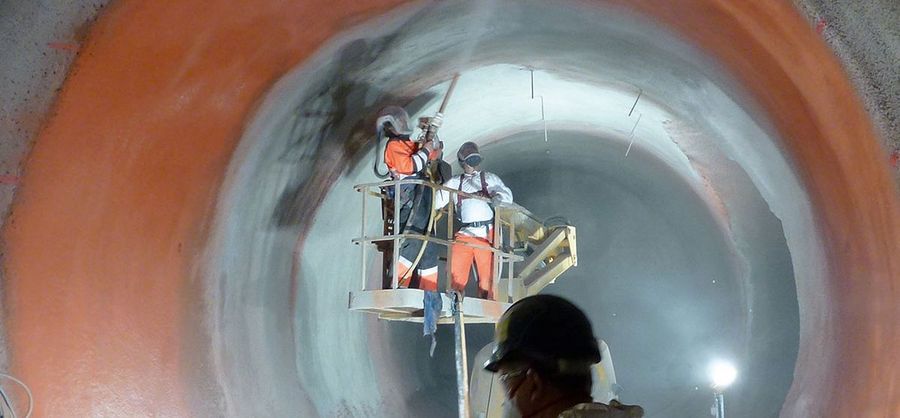 Spezialisten bei der Arbeit: Auftragen einer Schutzschicht in der Tunnelröhre