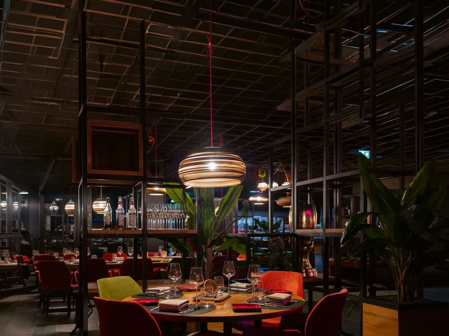 Mit regionalen Zutaten, ausgezeichneter Küche und einem stilvollen Ambiente steht das „midi“ Restaurant & Markt für den hohen gastronomischen Anspruch der pirrung Unternehmensgruppe und lädt zu besonderen Genussmomenten ein