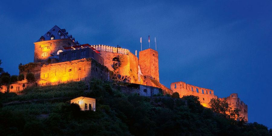 Außenansicht Schloss Rheinfels bei Nacht