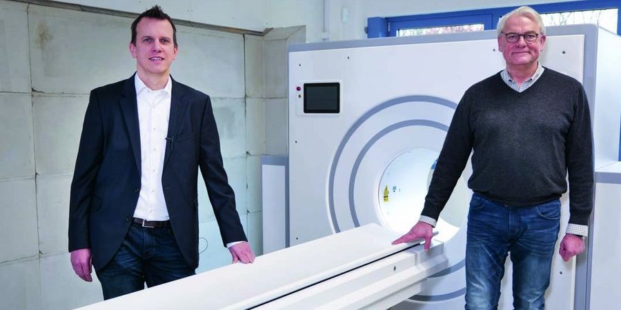 Geschäftsführer Thomas Kühl und Vertriebsleiter Frank Albert mit dem neuesten Projekt – Ancoris, ein PET-Scanner für Herz- und Hirnuntersuchungen