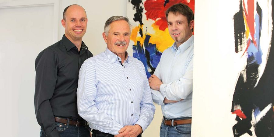 Dipl.-Ing. Kai Kuppinger (links), Geschäftsführer der AFS Airfilter Systeme GmbH (mit Dr. Heinz Kuppinger, Mitte, und Dr.-Ing. Jan Kuppinger)