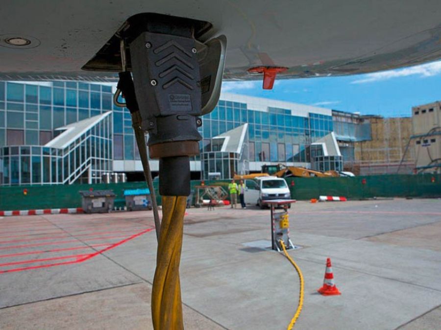 Andienen von Flugzeugsteckern der Cavotec Fladung GmbH