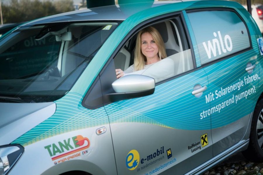 Cornelia Eory, Wilo-Serviceabteilung, ist vom Wilo-Spirit infiziert und begeisterte Elektroauto-Fahrerin