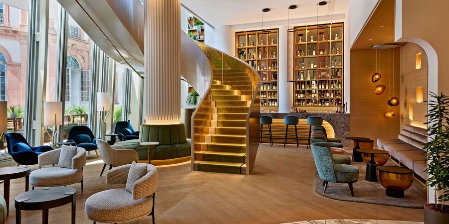 Stufen mit Charakter: Freitragende Treppe im Frankfurter Hotel Marriott 