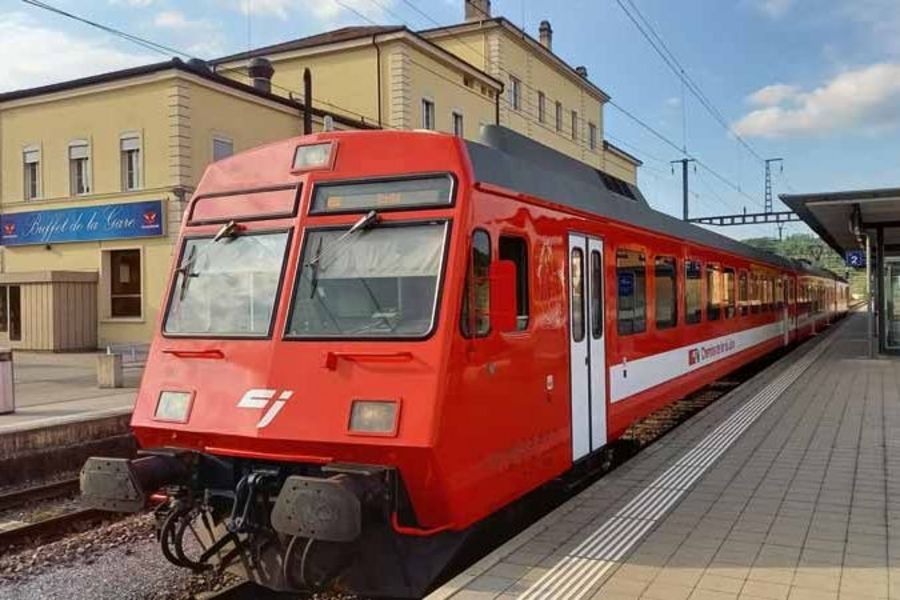 Compagnie des chemins de fer du Jura Zug am Bahnhof in Porrentruy