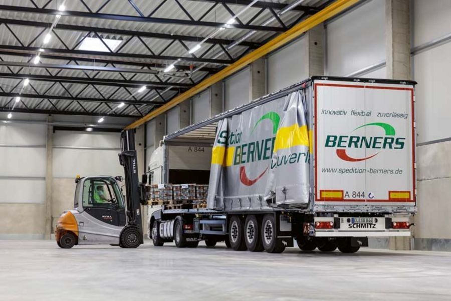 Spedition Berners Beladen eines LKW