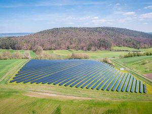 Solarpark kaufen statt Geldanlage auf Zinsbasis?