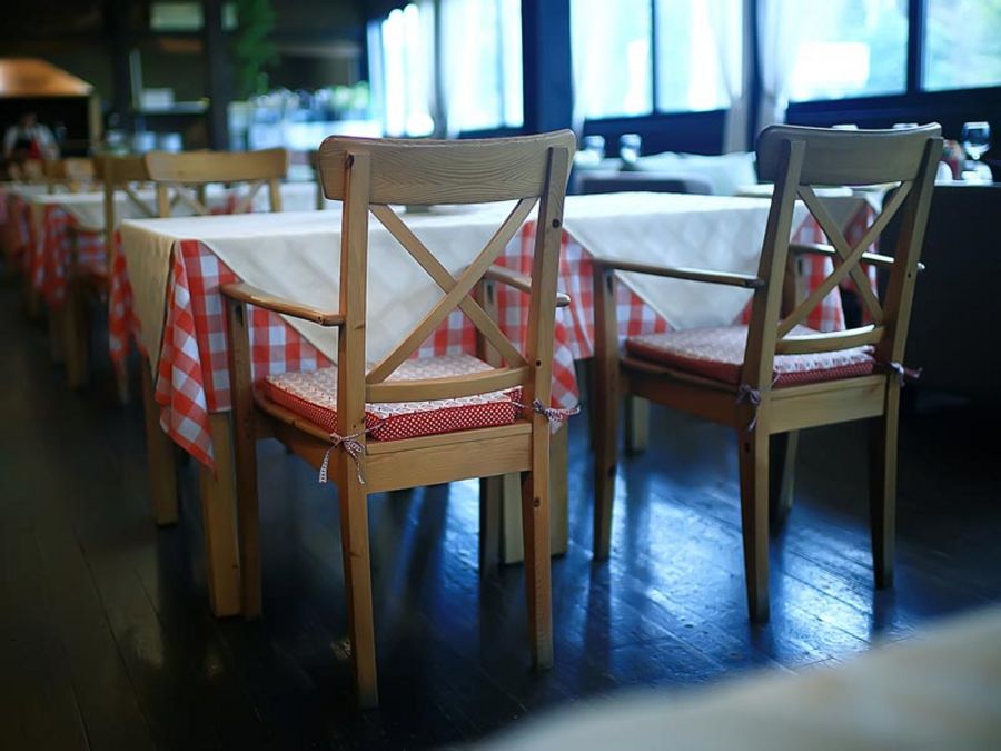 Restaurantstühle können auch schon deshalb leerbleiben, weil sie für die meisten Gäste zu unbequem sind