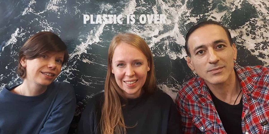 Das Trio hinter Wildwax Tuch: Sabrina Kratz, Lotte Schöpf, Omar Rock (v.l.)