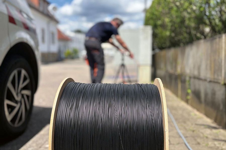 Der Anfang jeder schnellen Verbindung – aufgerollte Glasfaserkabel warten auf ihren Einsatz im Netzausbau Der Anfang jeder schnellen Verbindung – aufgerollte Glasfaserkabel warten auf ihren Einsatz im Netzausbau