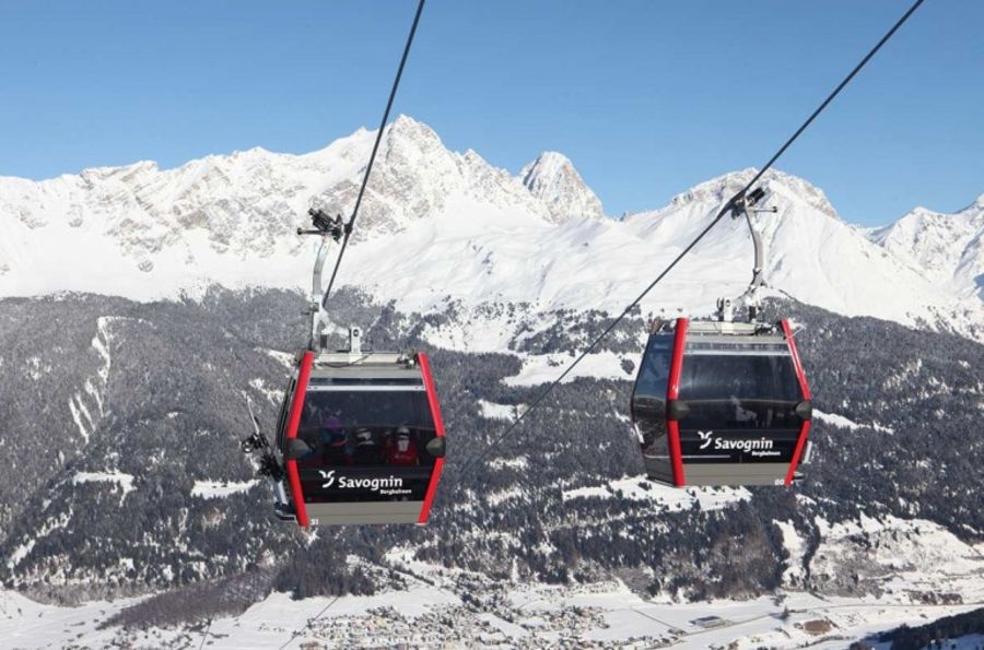 Herrliche Landschaft: Bergbahn in Betrieb