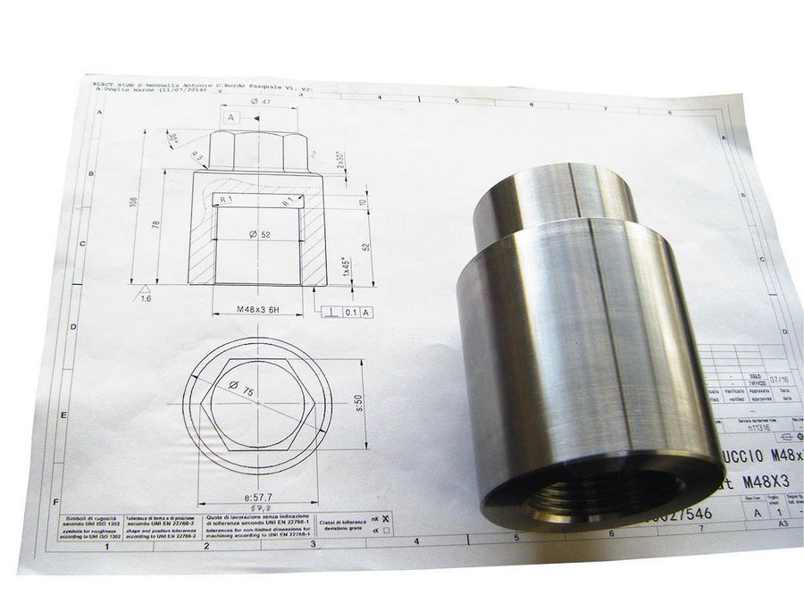 Metallteil auf einer technischen Zeichnung von CMP.