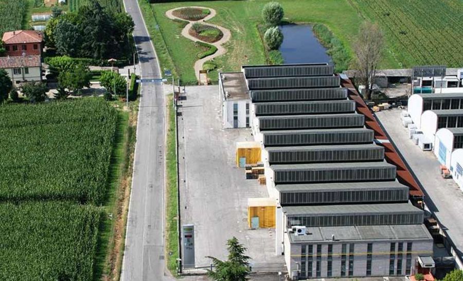 Caber's Firmensitz mit angrenzendem Feld in Granarolo dell‘Emilia