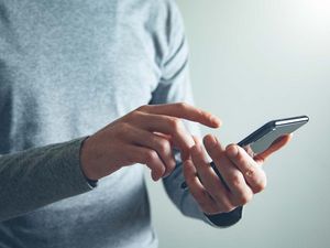 Die Generation Z und das Geld: Fast zwei Drittel der Jugendlichen fragen ihre Eltern bei Finanzfragen um Rat