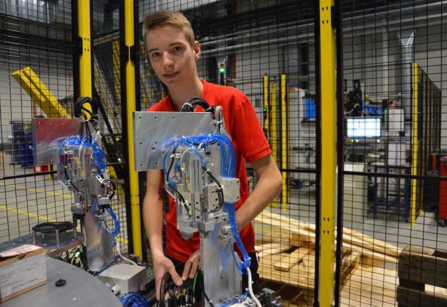 Ausbildung als Wettbewerbsvorteil: In Karlstein bildet Pollmann zahlreiche junge Leute zu Mechatronikern aus